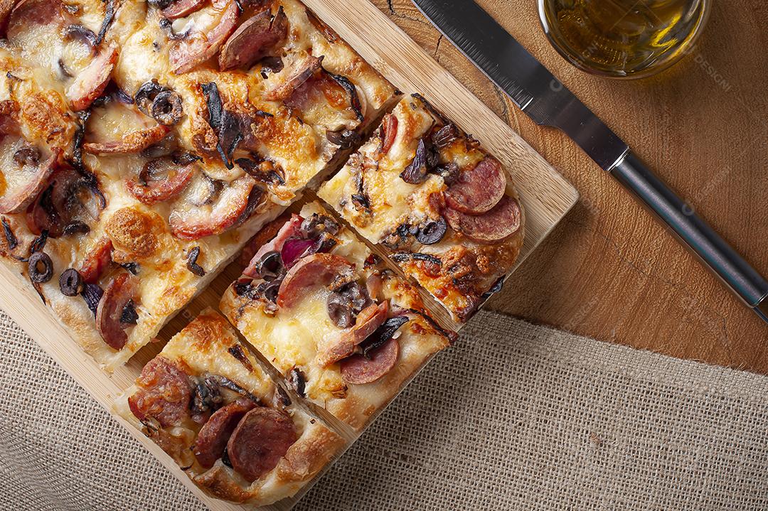 Focaccia italiana tradicional com salsicha de pepperoni, azeitona preta JPG