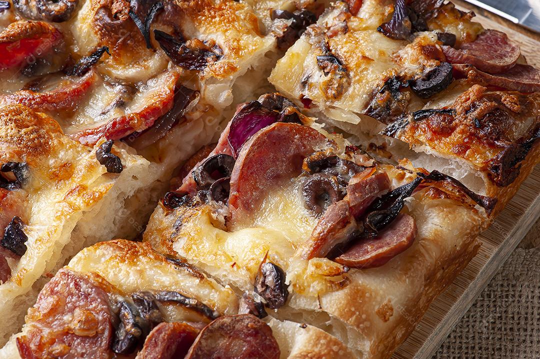 Focaccia italiana tradicional com salsicha de pepperoni, azeitona preta JPG