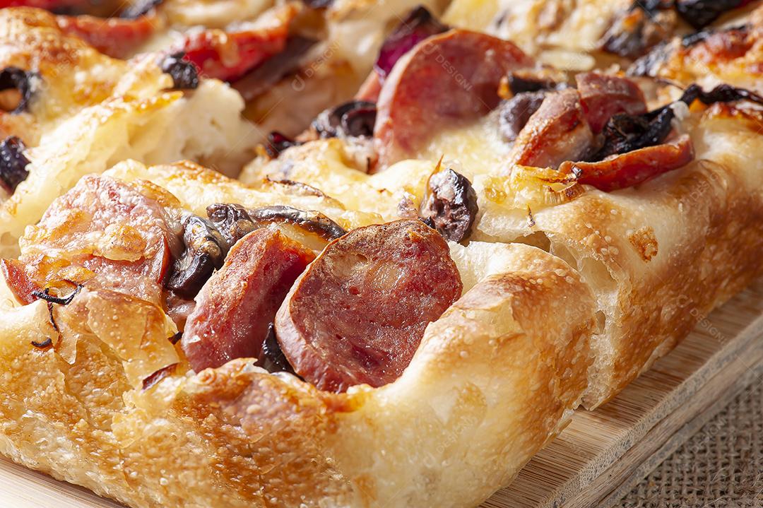 Focaccia italiana tradicional com salsicha de pepperoni, azeitona preta JPG