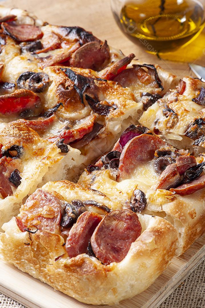 Focaccia italiana tradicional com salsicha de pepperoni, azeitona preta JPG