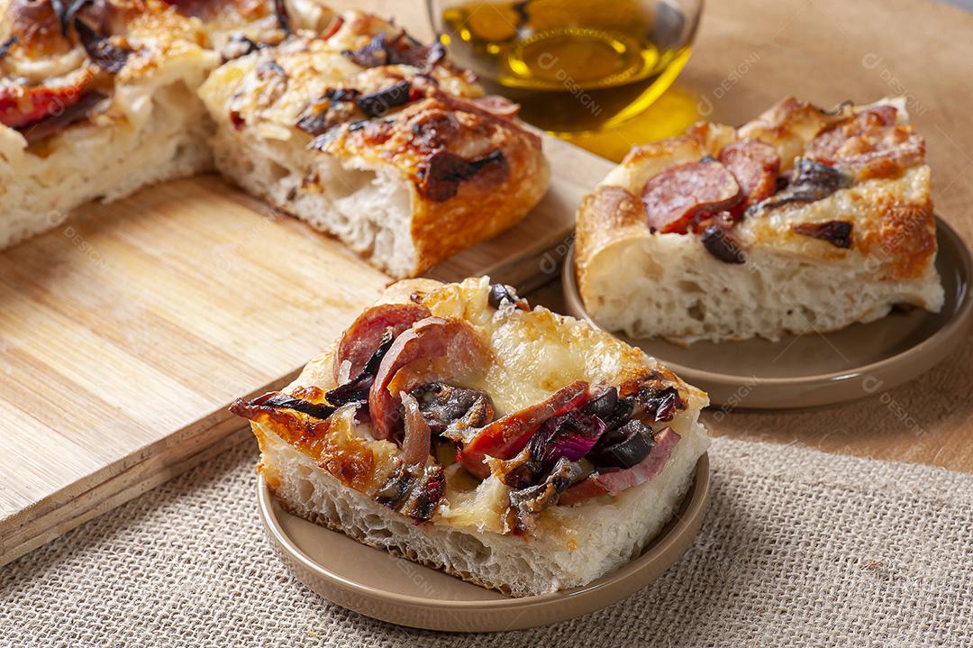 Focaccia italiana tradicional com salsicha de pepperoni, azeitona preta JPG