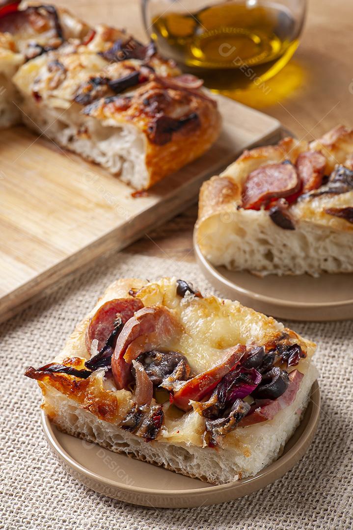 Focaccia italiana tradicional com salsicha de pepperoni, azeitona preta JPG