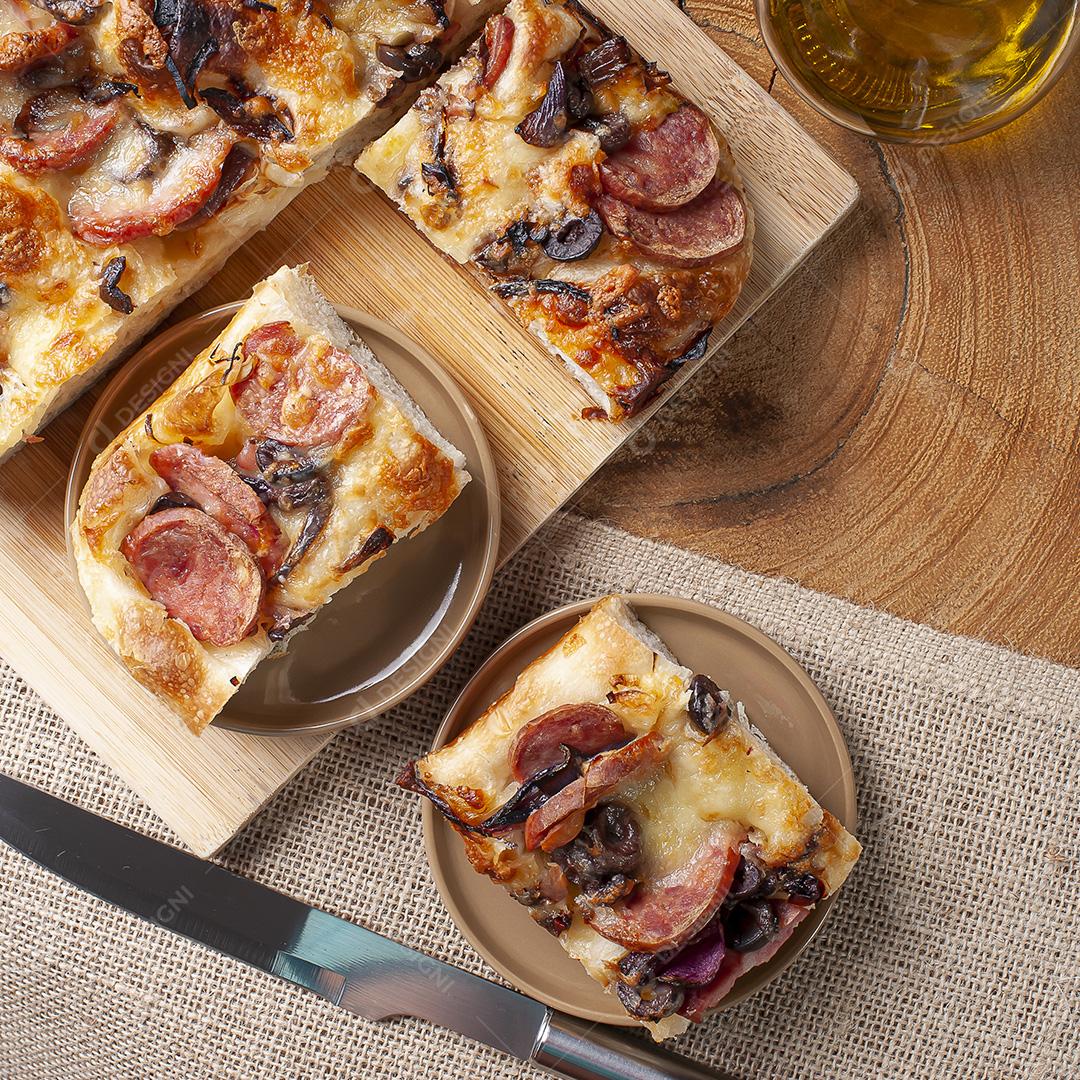 Focaccia italiana tradicional com salsicha de pepperoni, azeitona preta JPG