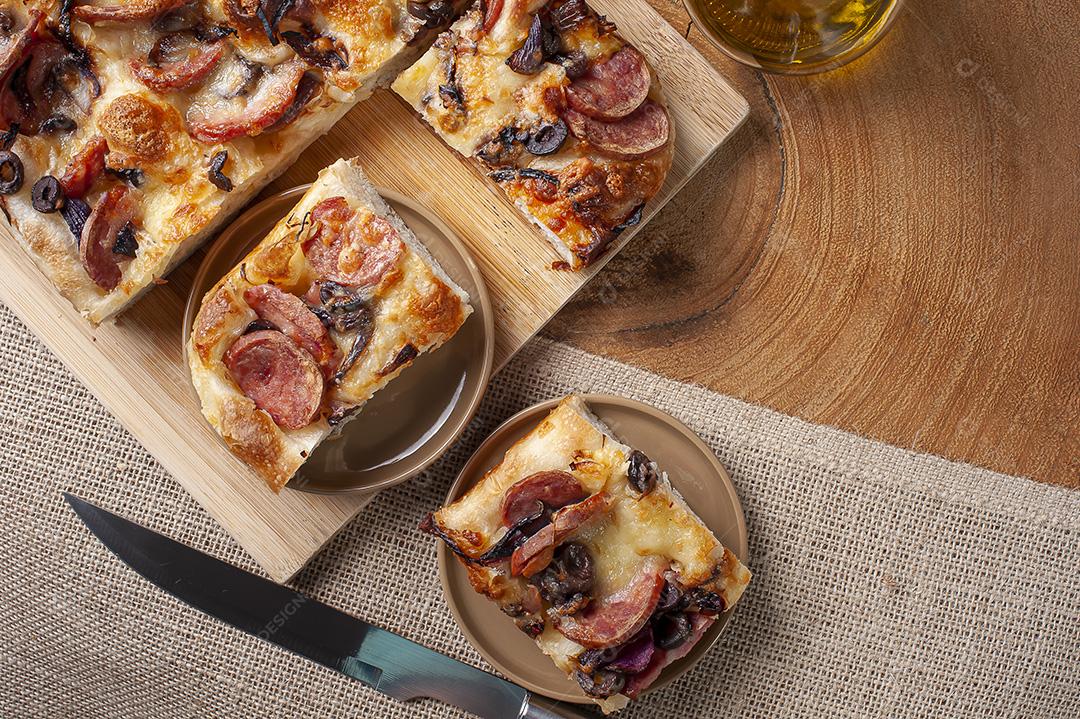 Focaccia italiana tradicional com salsicha de pepperoni, azeitona preta JPG