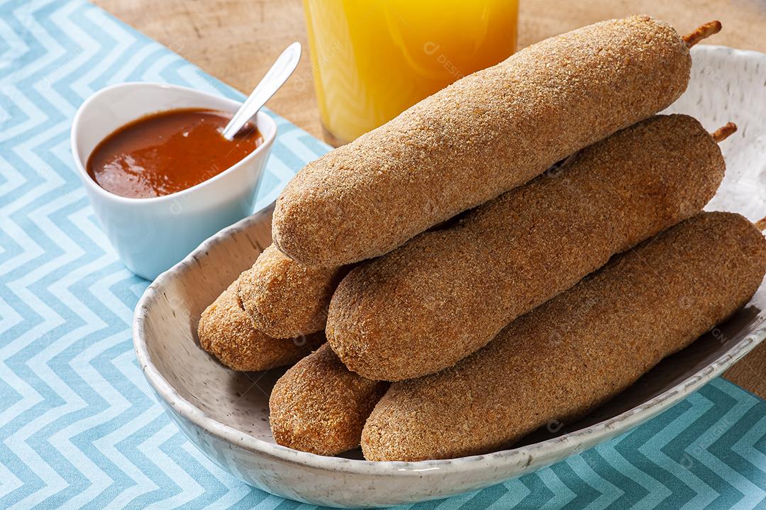 Espeto de frango empanado e frito JPG