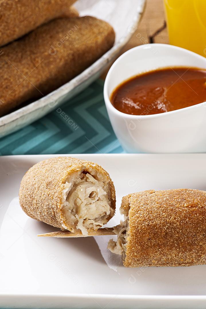 Espeto de frango frito e empanado. Lanche típico brasileiro JPG