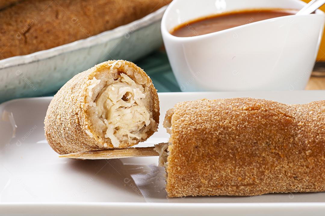 Espeto de frango frito e empanado. Lanche típico brasileiro JPG