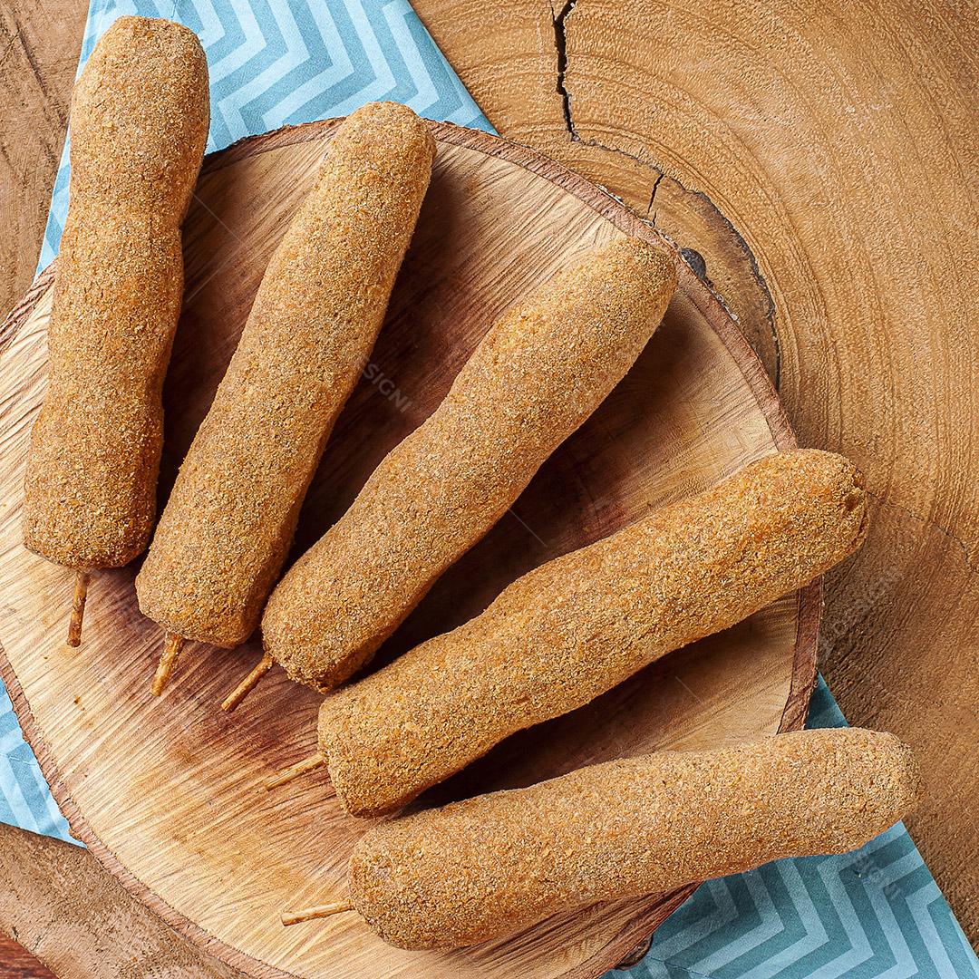 Espeto de frango frito e empanado. Lanche típico brasileiro JPG