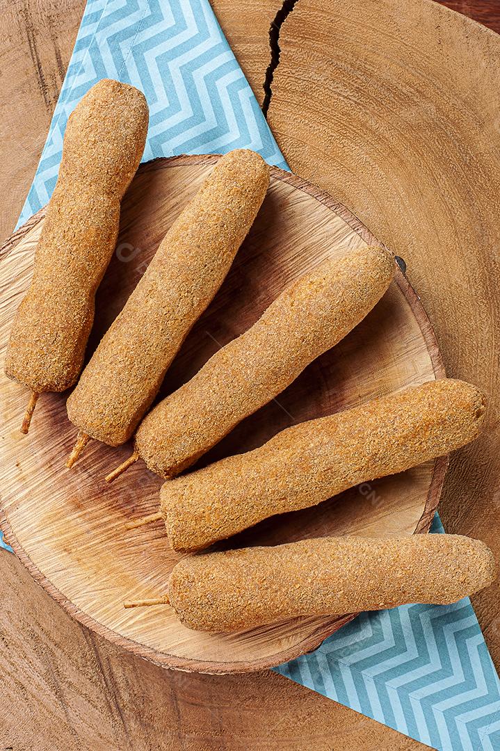 Espeto de frango frito e empanado. Lanche típico brasileiro JPG