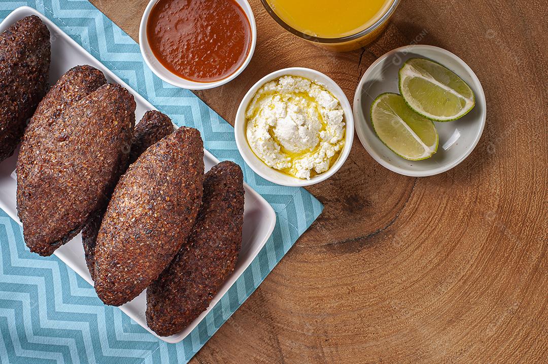Kibe Fried. Muito típico no Brasil. Acompanhado de limão JPG