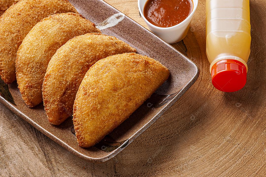 Brasileiro aperitivo frito croquette de carne com molho de pimenta JPG
