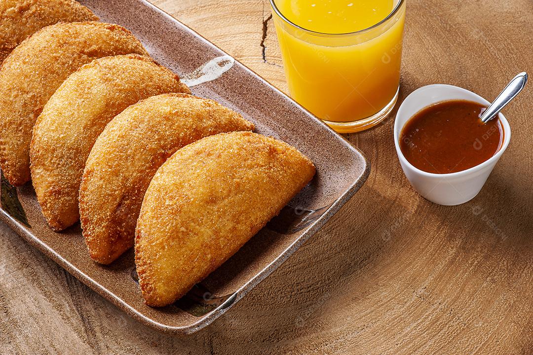 Brasileiro aperitivo frito croquette de carne com molho de pimenta JPG