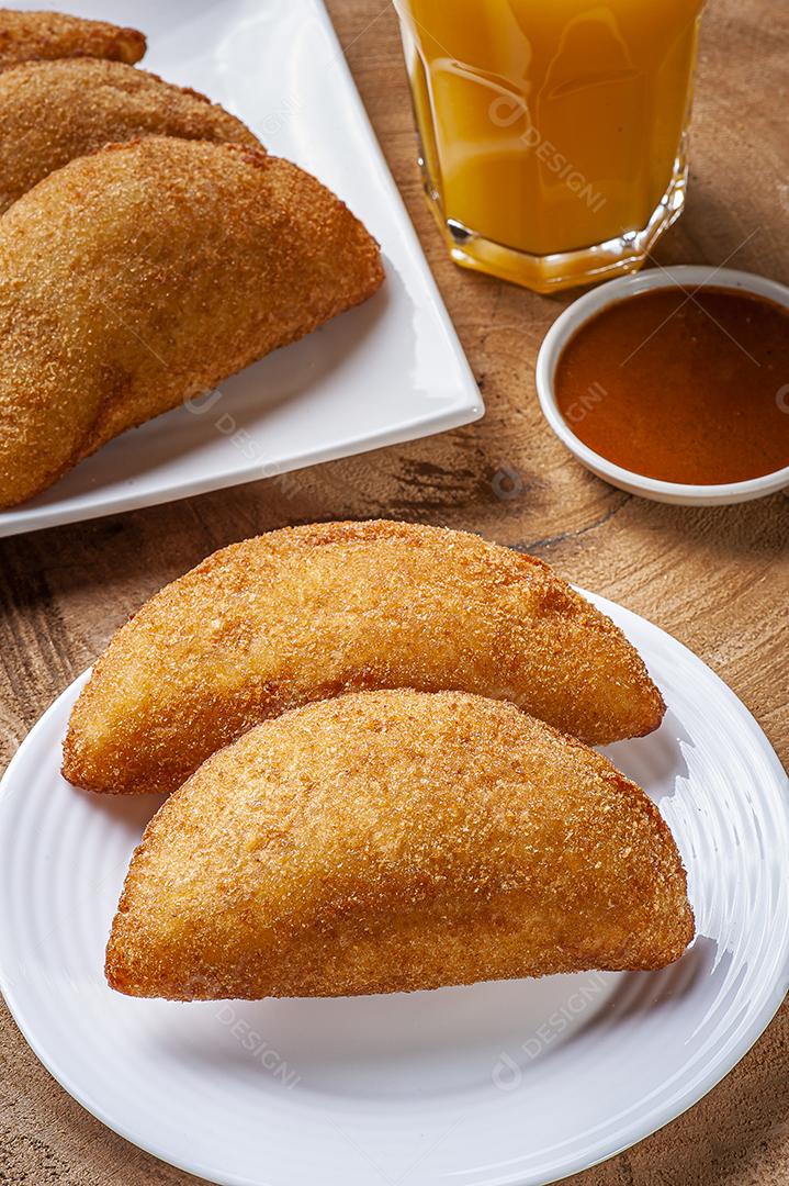 Brasileiro aperitivo frito croquette de carne com molho de pimenta JPG