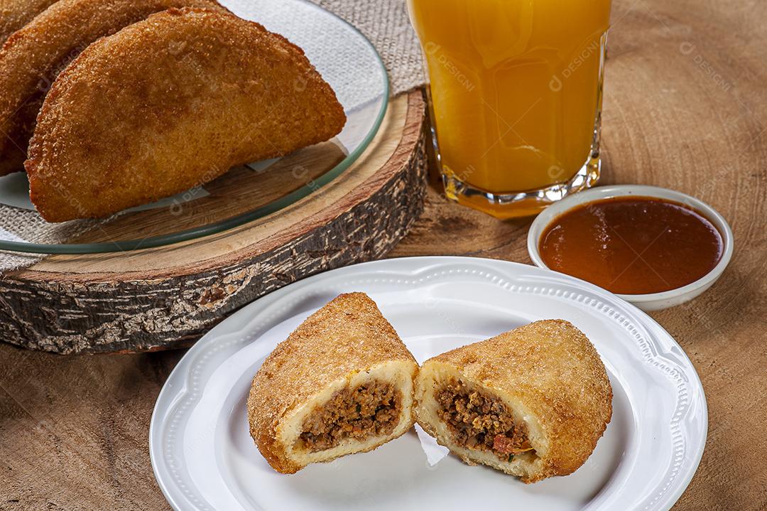 Brasileiro aperitivo frito croquette de carne com molho de pimenta JPG