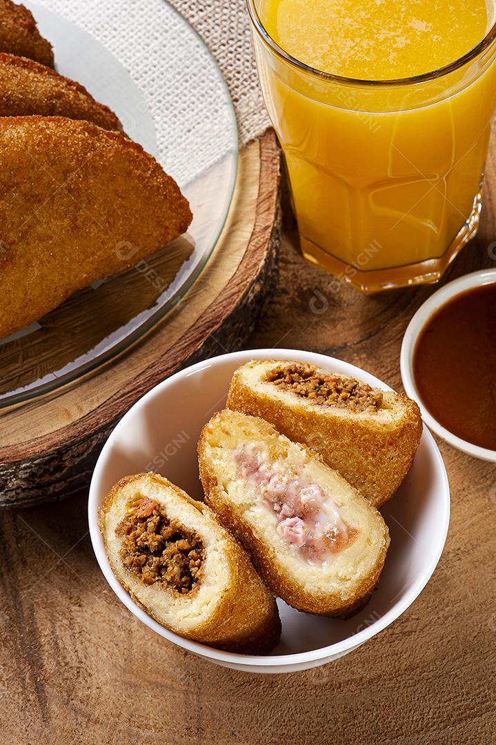 Brasileiro aperitivo frito croquette de carne com molho de pimenta JPG