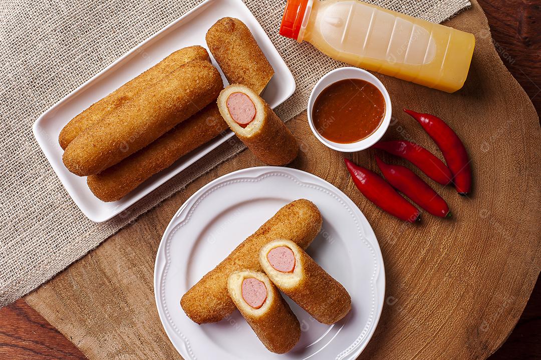 Rolos de salsicha. Lanche típico brasileiro servido em bares ou festas JPG