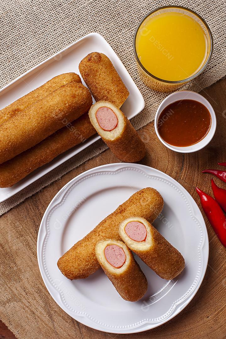 Rolos de salsicha. Lanche típico brasileiro servido em bares ou festas JPG