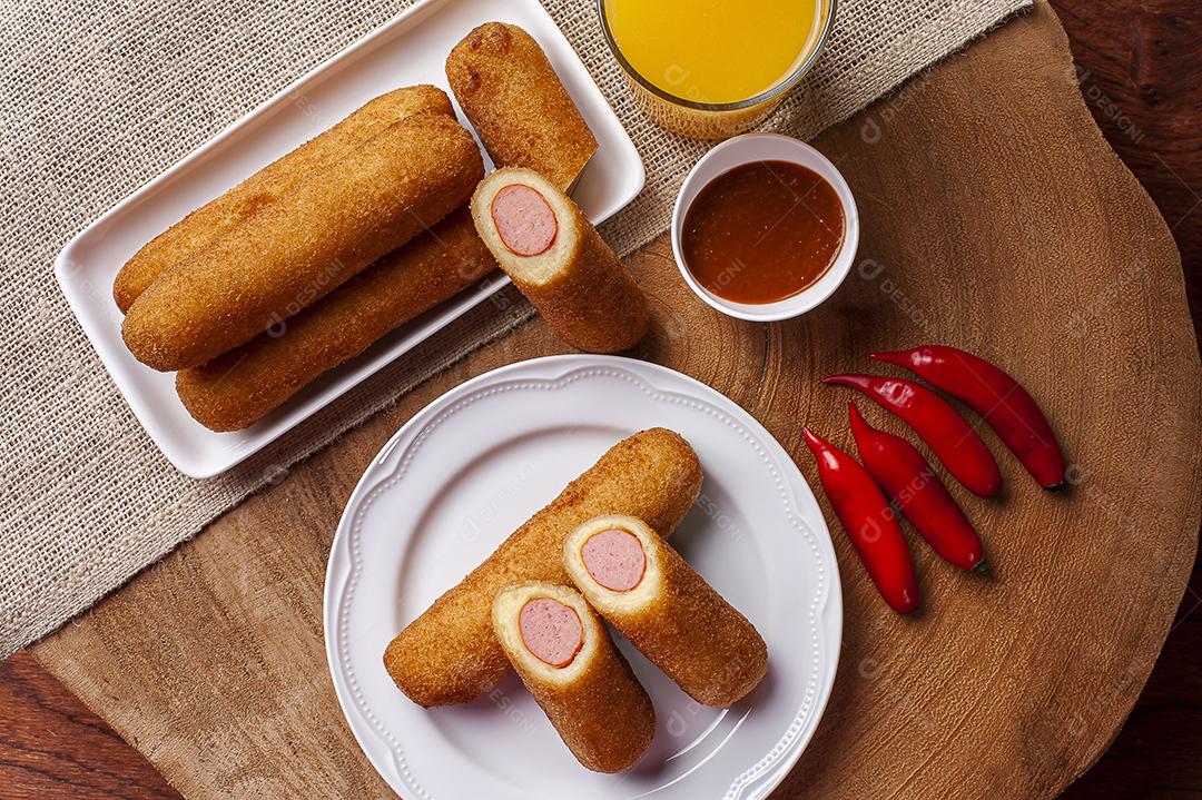 Rolos de salsicha. Lanche típico brasileiro servido em bares ou festas JPG