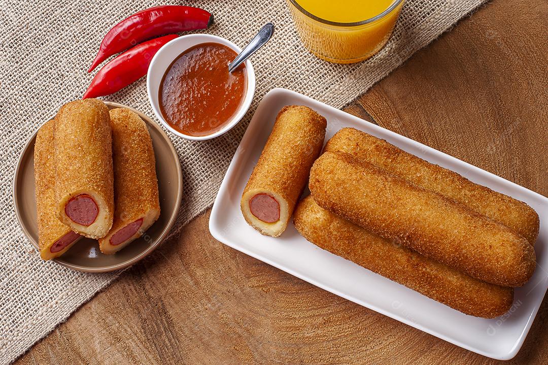 Rolos de salsicha. Lanche típico brasileiro servido em bares ou festas JPG