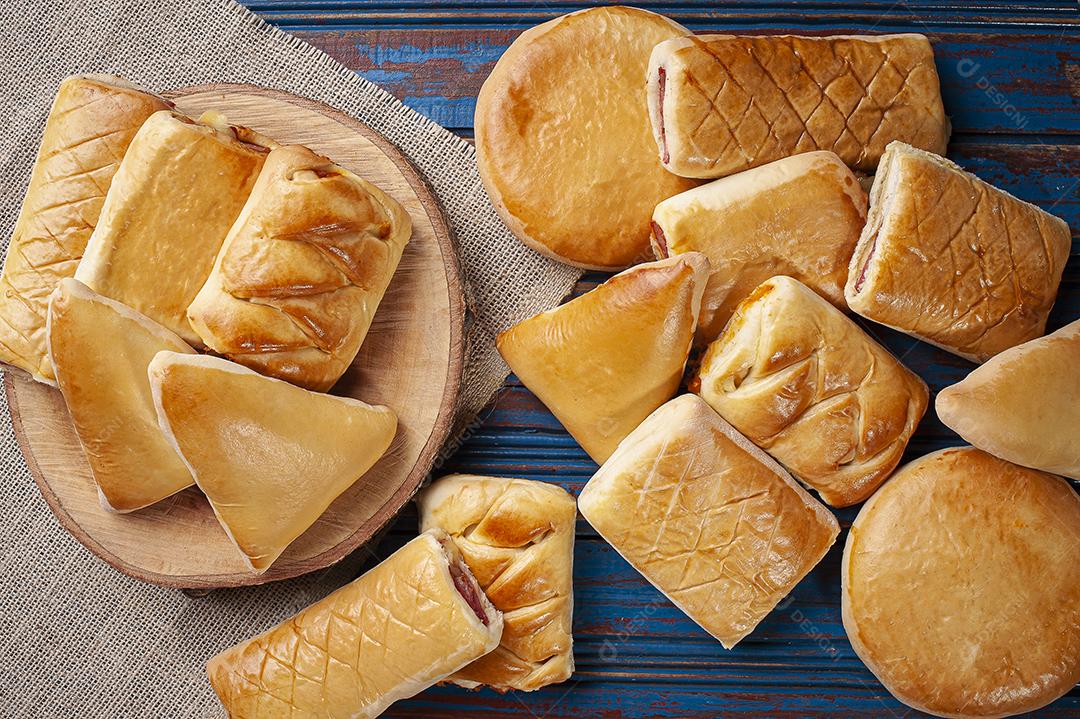 Vários tipos de lanches assados brasileiros juntos em uma madeira JPG
