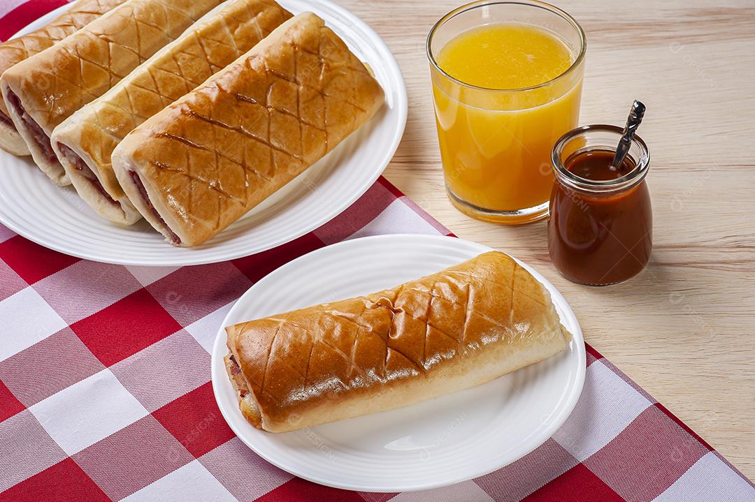 Aperitivo brasileiro assado recheado com presunto e queijo JPG