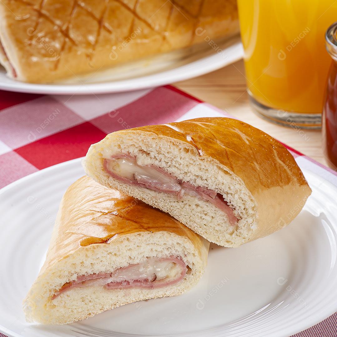 Aperitivo brasileiro assado recheado com presunto e queijo JPG