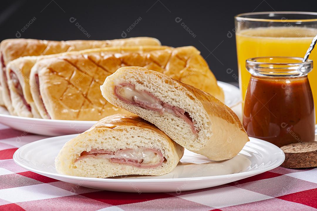 Aperitivo brasileiro assado recheado com presunto e queijo JPG