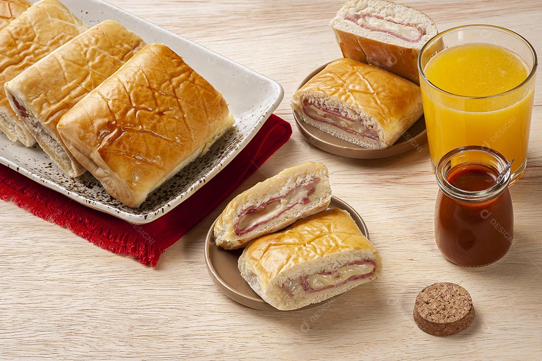 Aperitivo brasileiro assado recheado com presunto e queijo JPG