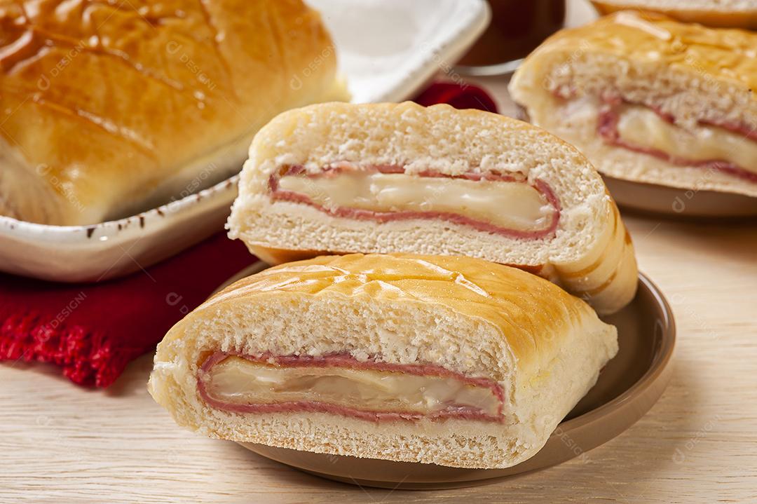 Aperitivo brasileiro assado recheado com presunto e queijo JPG