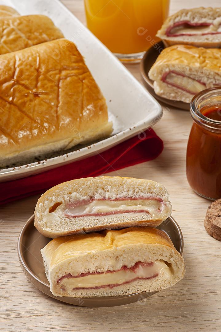 Aperitivo brasileiro assado recheado com presunto e queijo JPG