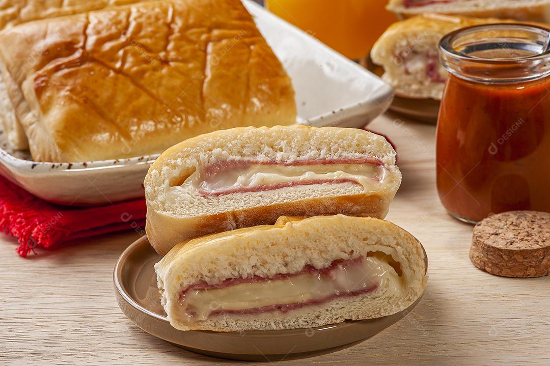 Aperitivo brasileiro assado recheado com presunto e queijo JPG