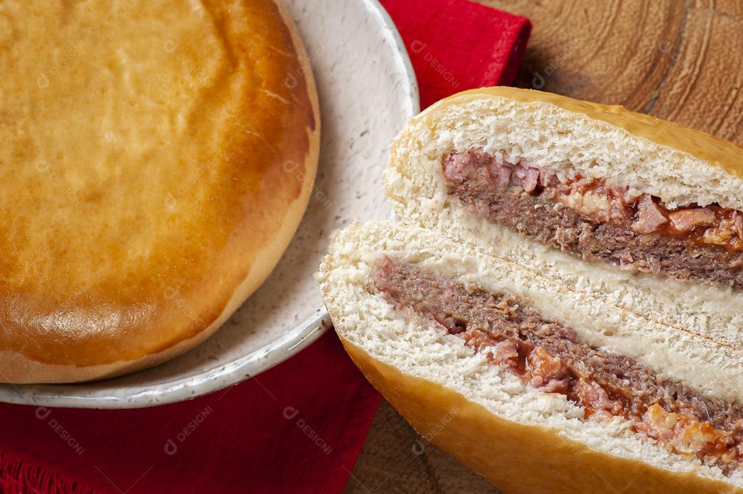 Aperitivo assado brasileiro recheado com carne de hambúrguer, presunto JPG