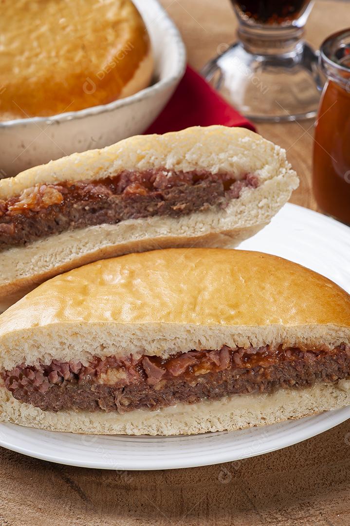 Fotos Aperitivo assado brasileiro recheado com carne de hambúrguer, presunto