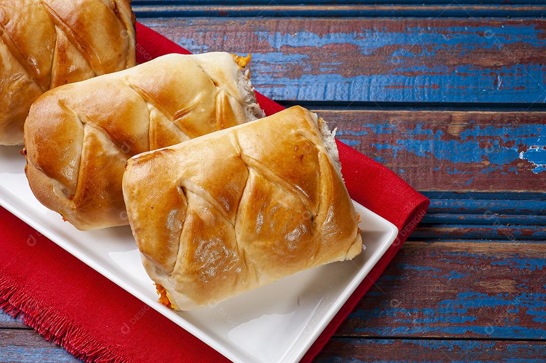 Fotos Esfiha de frango. Prato típico árabe que foi adaptado para a culinária brasileira.