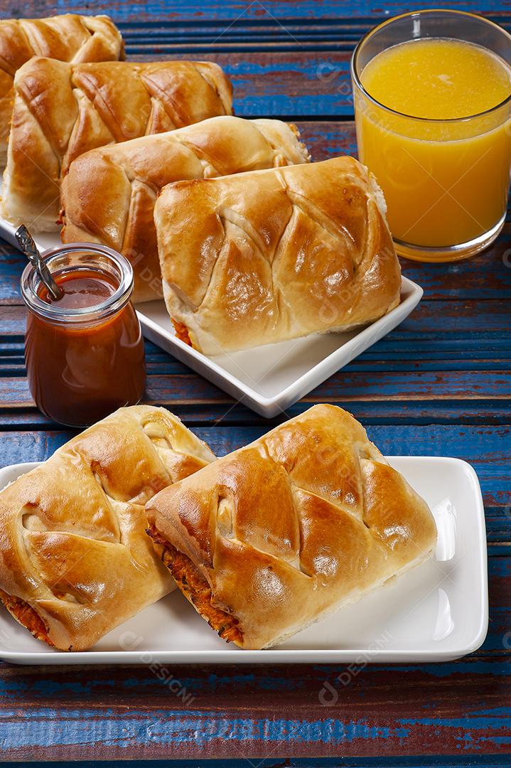 Fotos Esfiha de frango. Prato típico árabe que foi adaptado para a culinária brasileira.