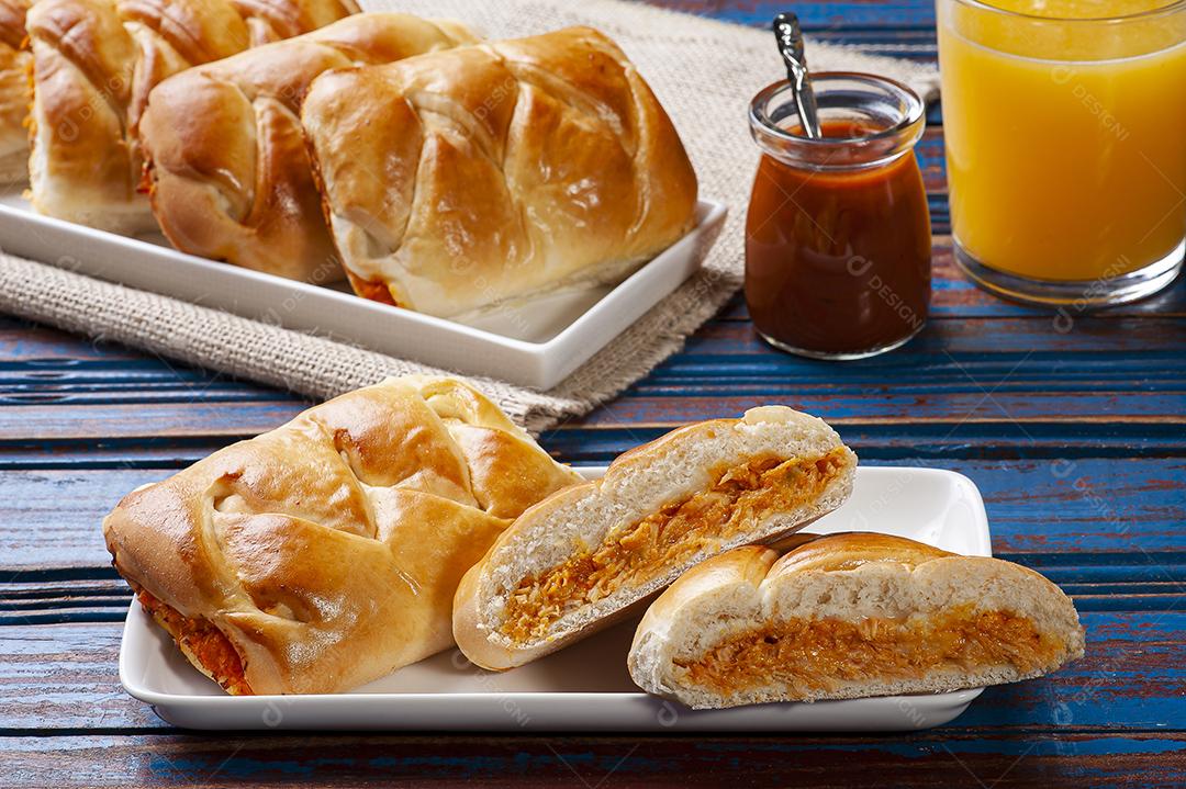 Fotos Esfiha de frango. Prato típico árabe que foi adaptado para a culinária brasileira.