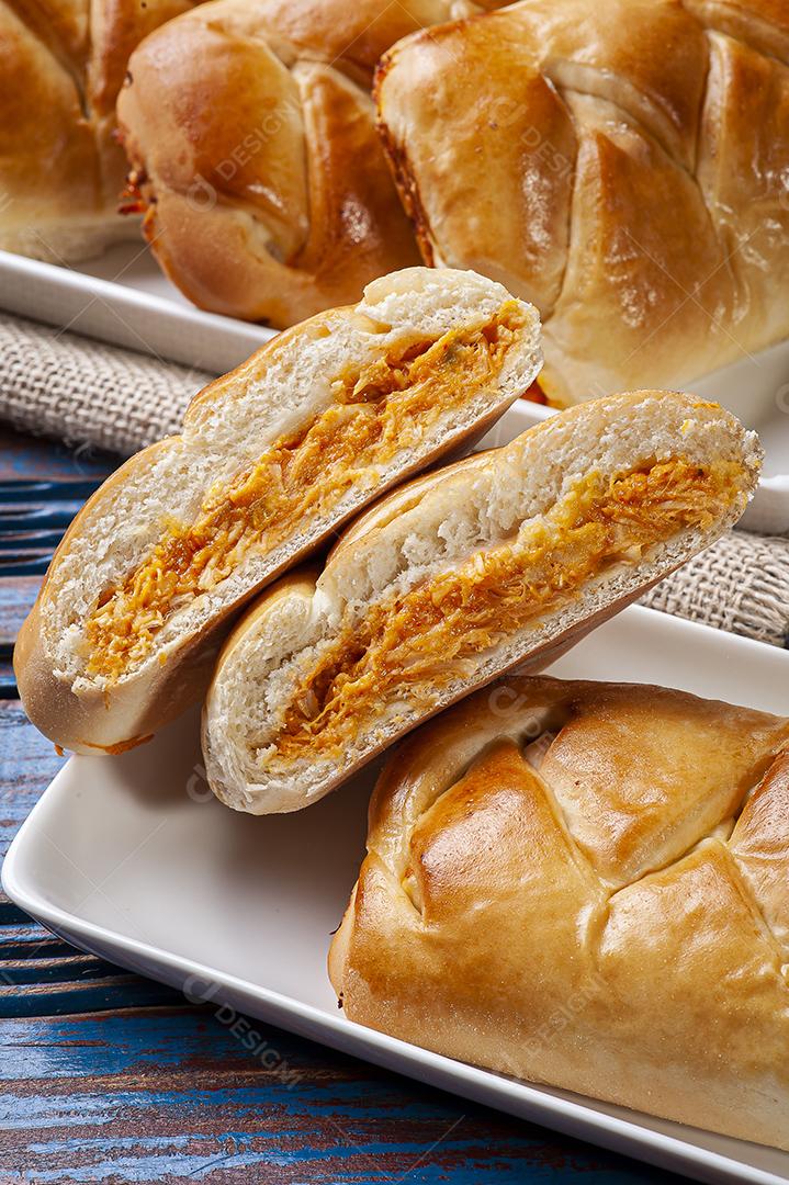 Fotos Esfiha de frango. Prato típico árabe que foi adaptado para a culinária brasileira.