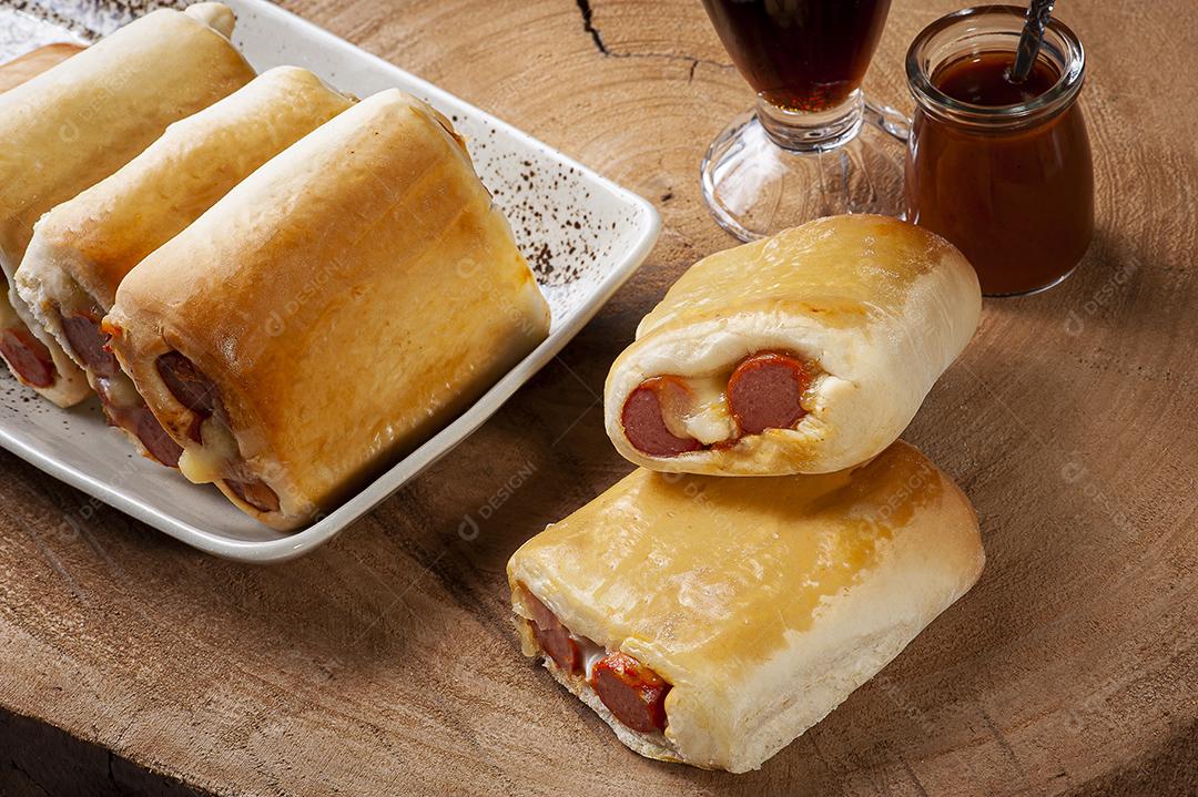 Fotos Rolos de salsicha. Petisco típico brasileiro servido em bares ou festas