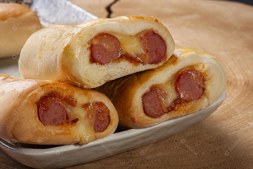 Fotos Rolos de salsicha. Petisco típico brasileiro servido em bares ou festas