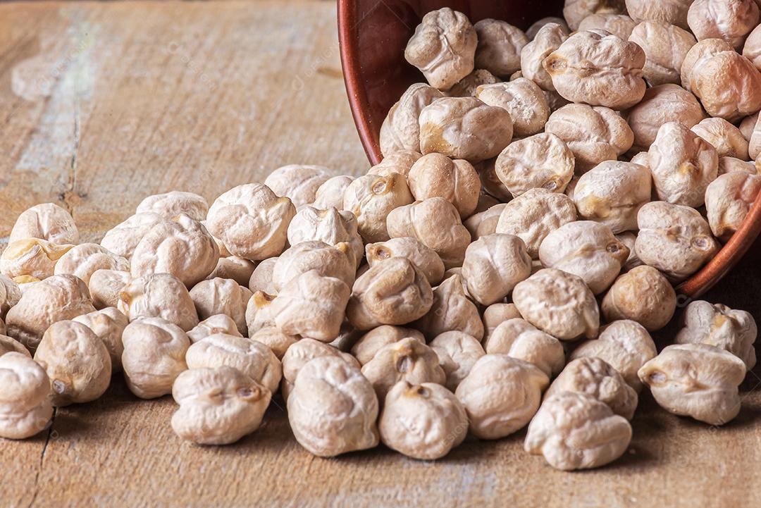 Grãos de grão-de-bico cru JPG