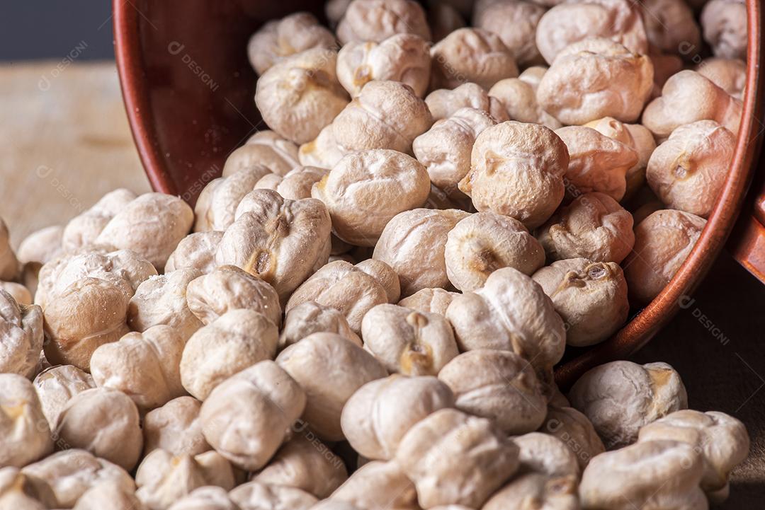 Grãos de ervilha seca em uma caneca JPG