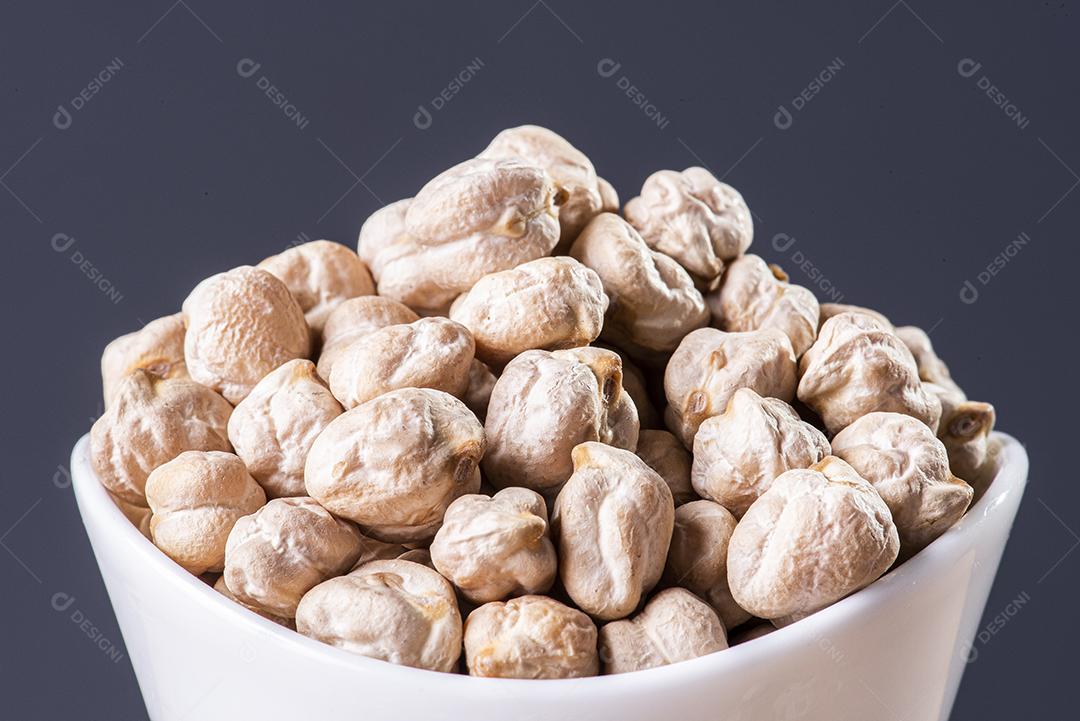 Grãos de ervilha seca em uma caneca JPG