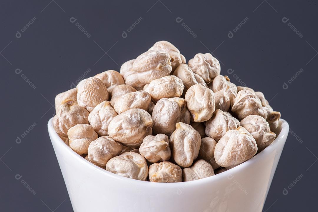 Grãos de ervilha seca em uma caneca JPG