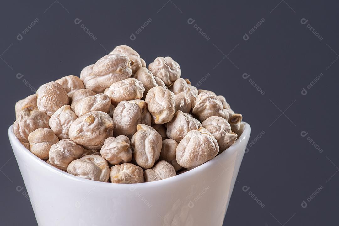 Grãos de ervilha seca em uma caneca JPG