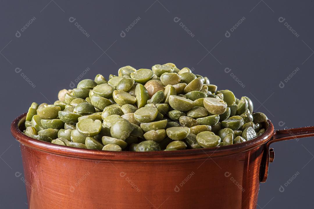 Grãos de ervilha seca em uma caneca JPG