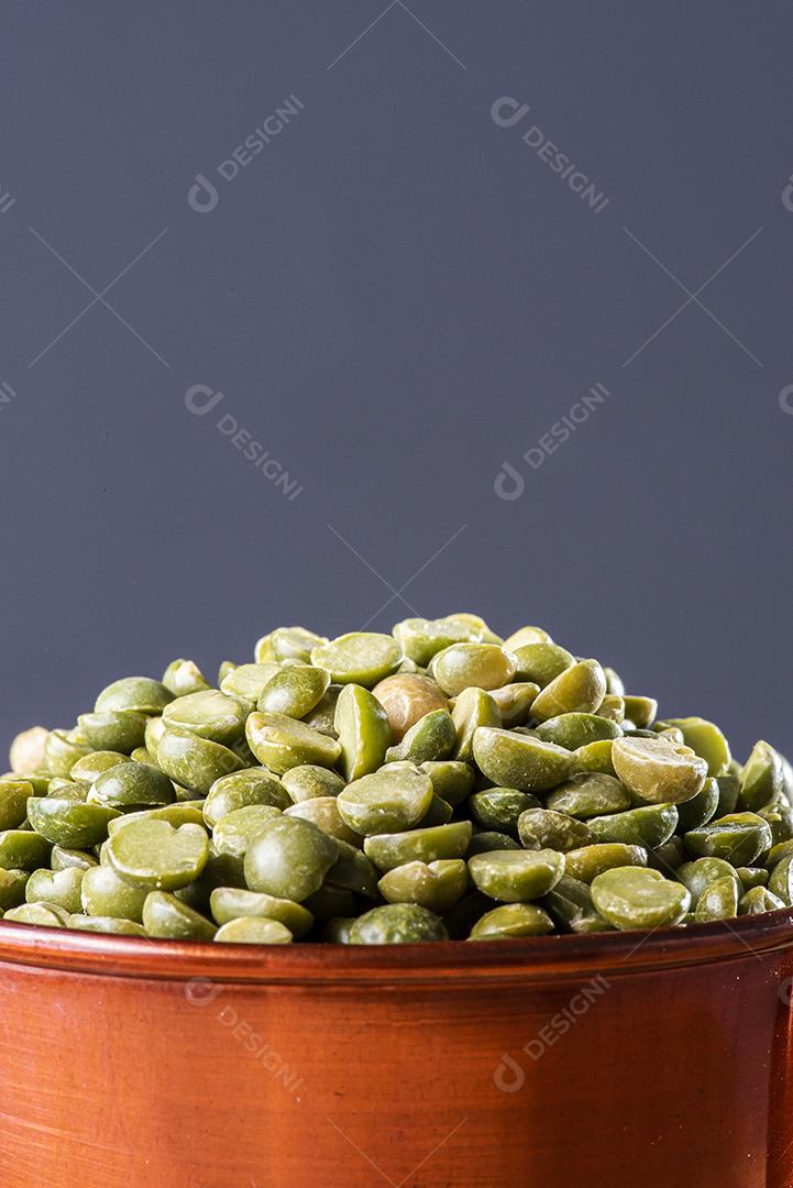 Grãos de ervilha seca em uma caneca JPG