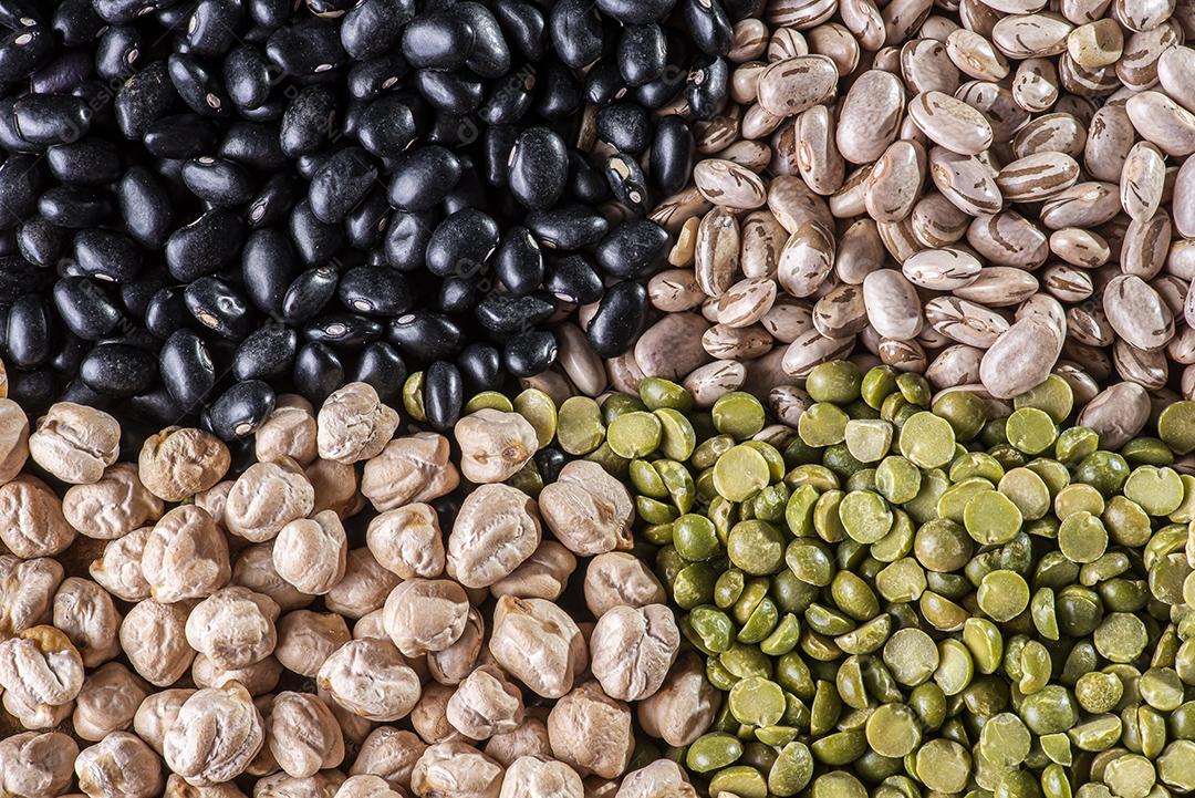 Variedade de grãos - Feijão preto, feijão carioca, grão-de-bico e ervilhas JPG