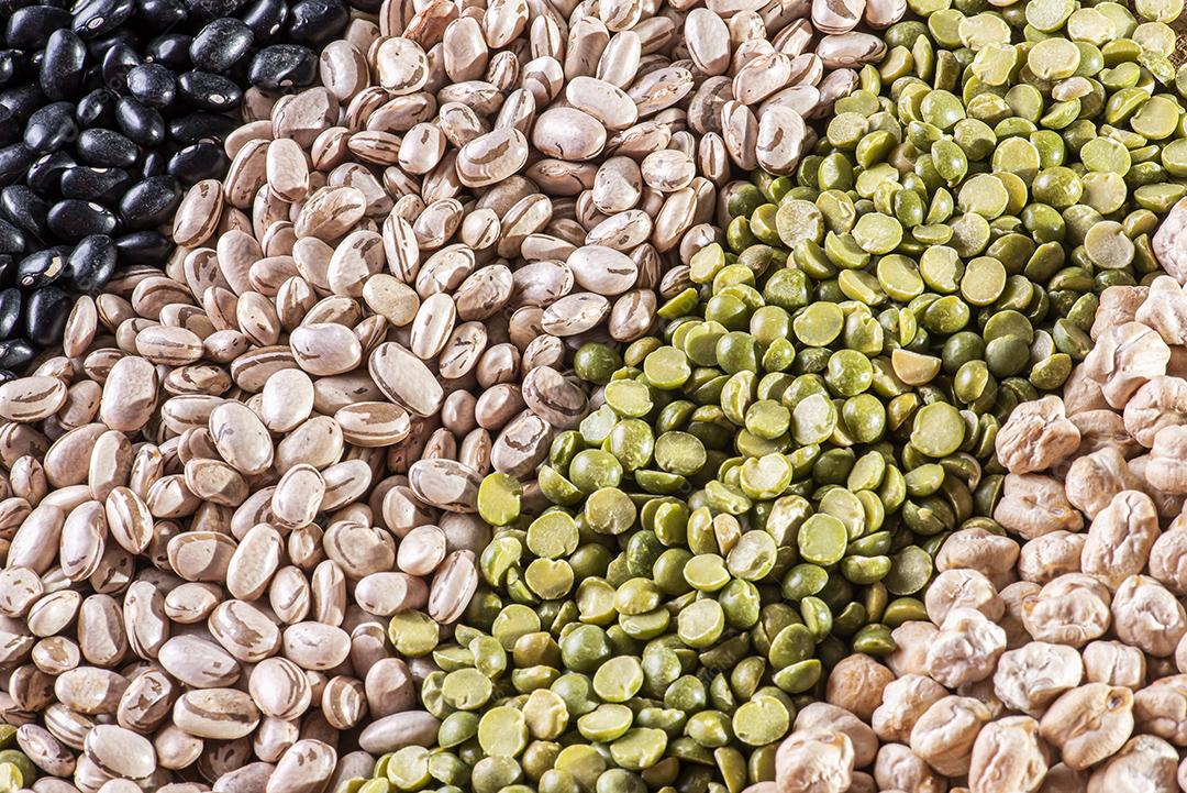 Variedade de grãos - Feijão preto, feijão carioca, grão-de-bico e ervilhas JPG