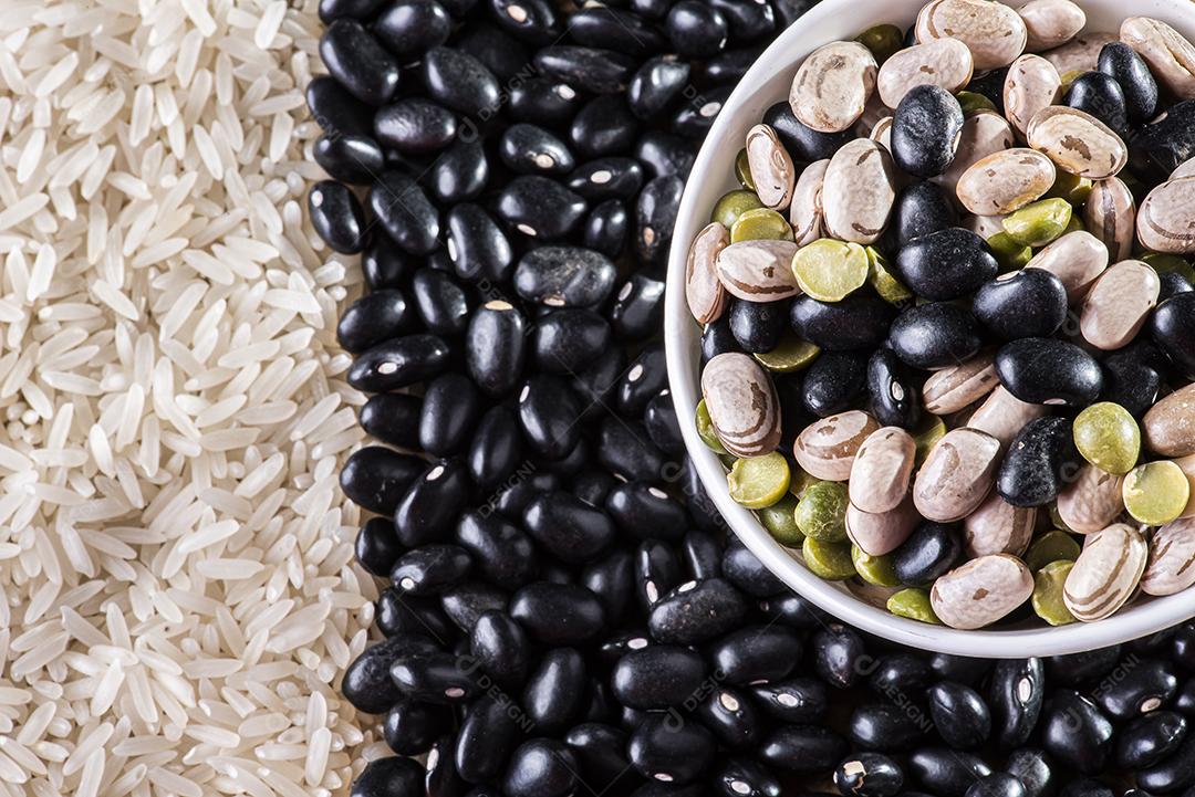 Variedade de grãos - Feijão preto, feijão carioca, grão-de-bico , arroz JPG