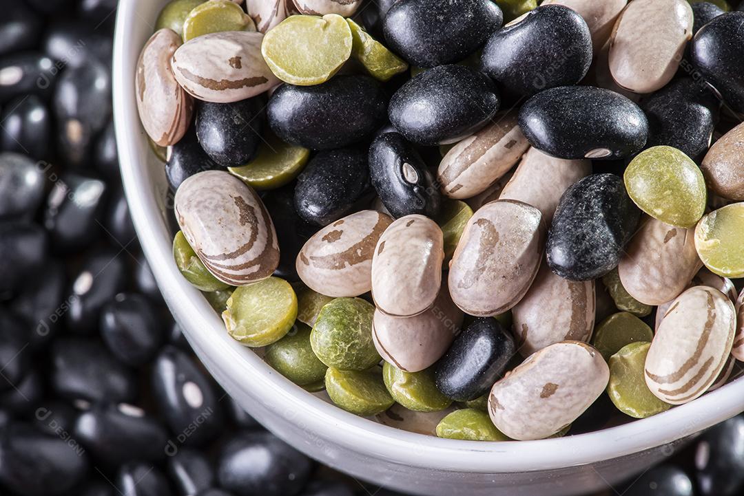Variedade de grãos - Feijão preto, feijão carioca, grão-de-bico , arroz JPG